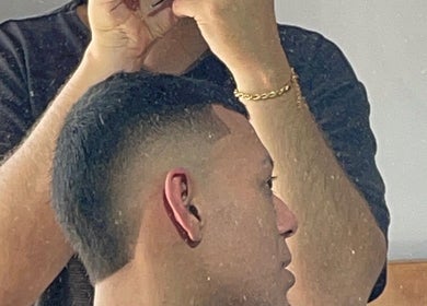 Barbero en Los Cortes Barber Club realizando corte en Guadalajara De Buga, Valle Del Cauca, CO.