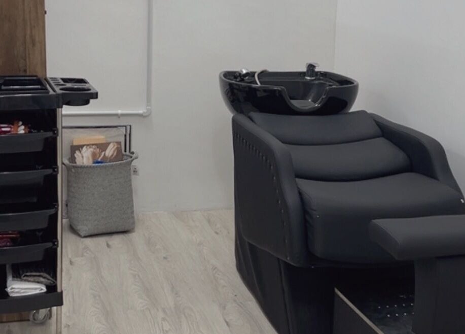 Modern hair wash station at Beauty Bound, Sitiawan, Perak, MY, featuring a sleek black design.