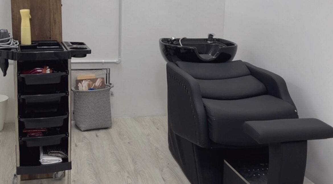 Modern hair wash station at Beauty Bound, Sitiawan, Perak, MY, featuring a sleek black design.
