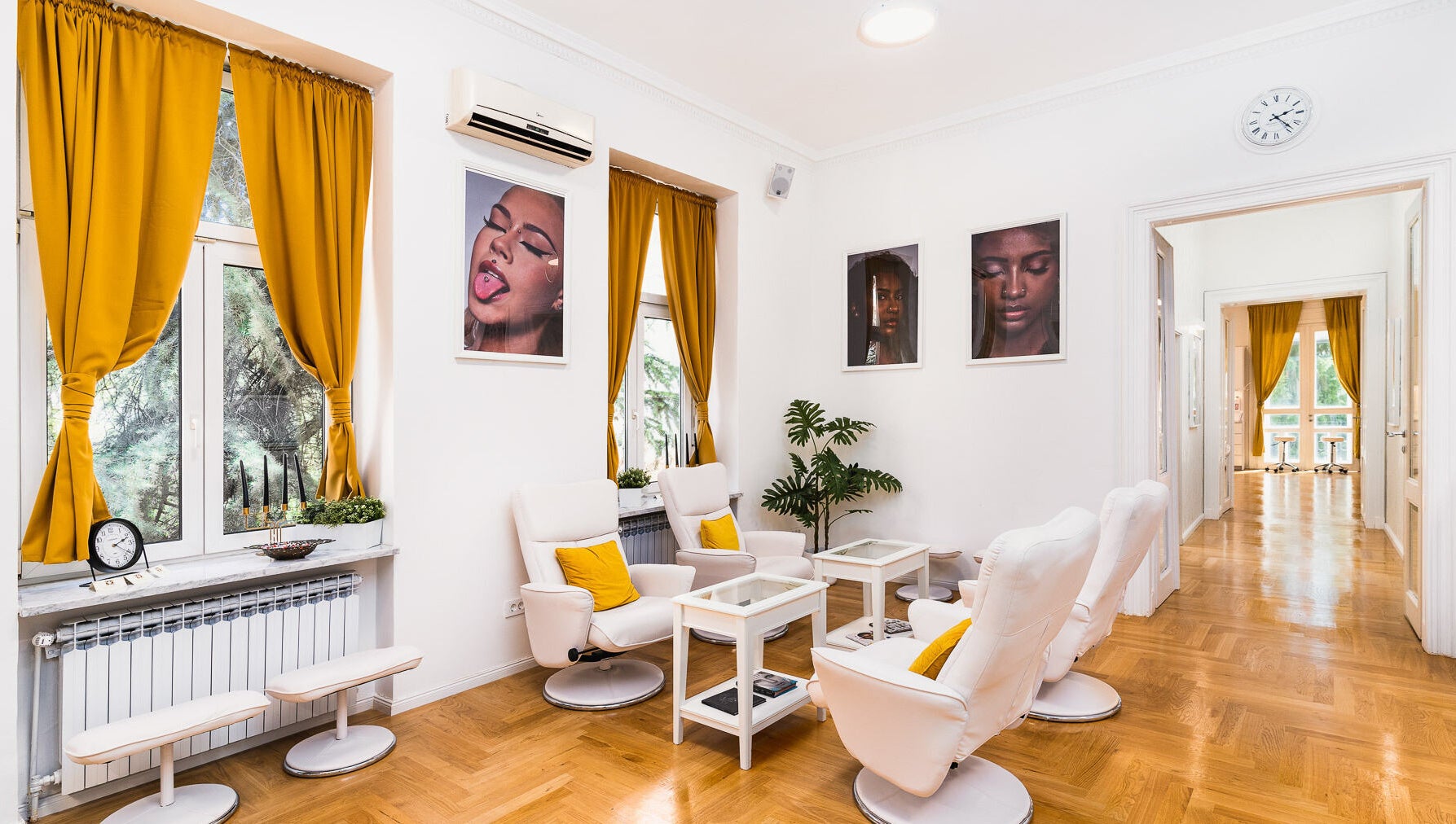 Stylish waiting area at Octopus Piercing & Tattoo in Zagreb, Grad Zagreb, HR with plush chairs and modern decor.