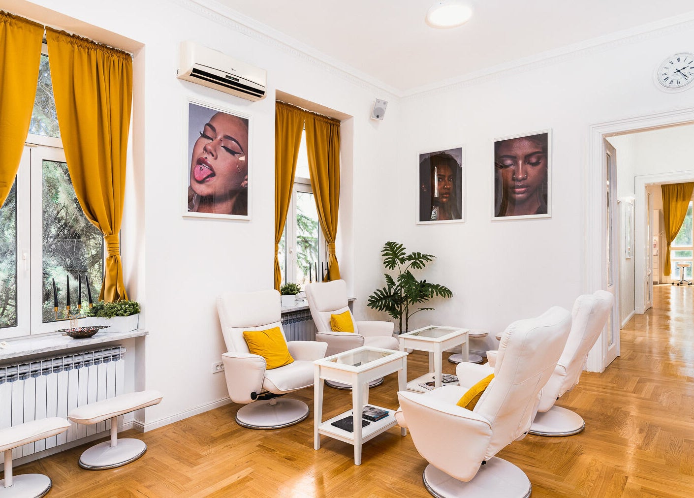 Stylish waiting area at Octopus Piercing & Tattoo in Zagreb, Grad Zagreb, HR with plush chairs and modern decor.
