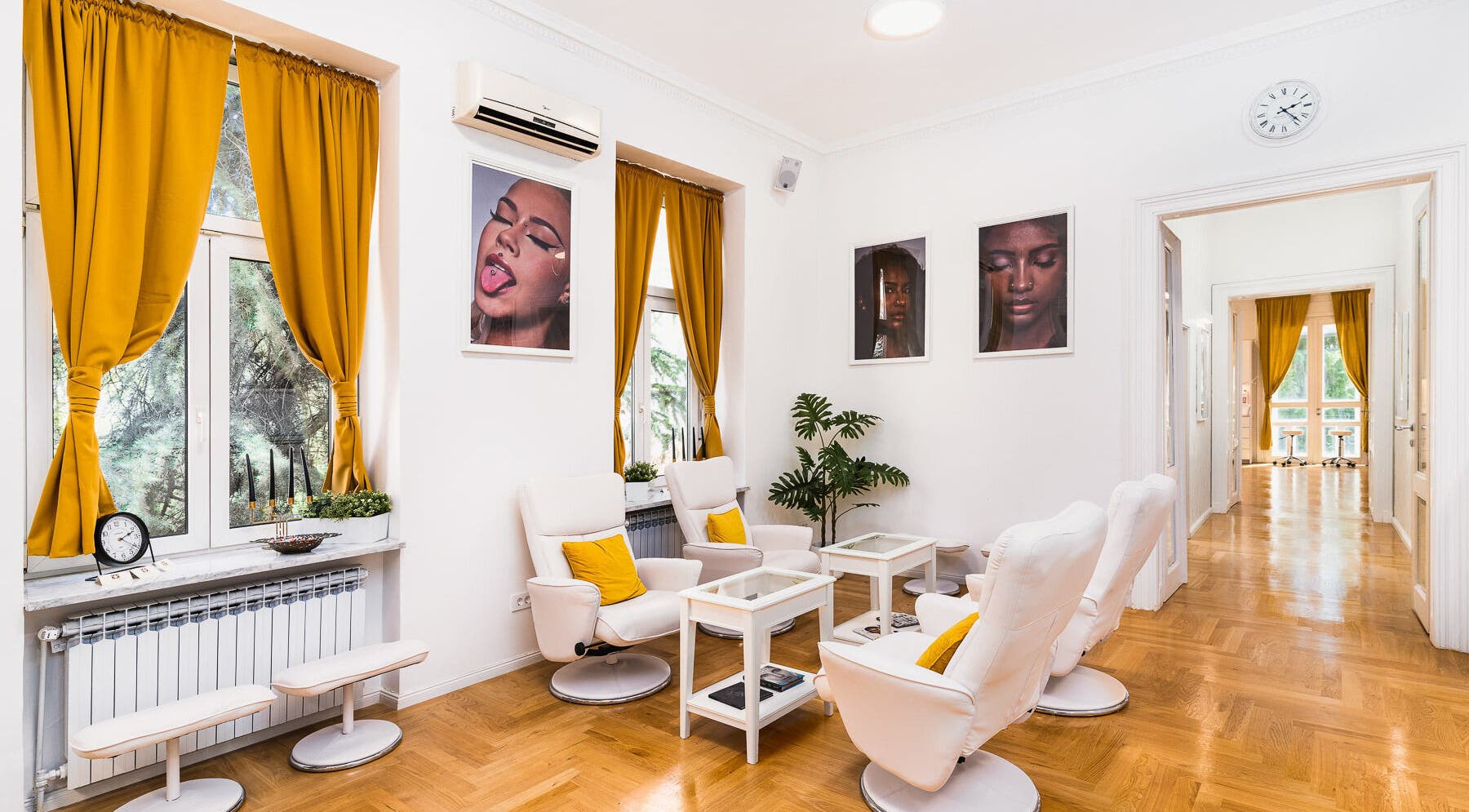 Stylish waiting area at Octopus Piercing & Tattoo in Zagreb, Grad Zagreb, HR with plush chairs and modern decor.