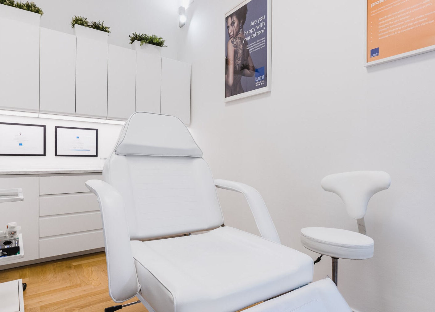 Modern treatment room at Octopus Piercing & Tattoo in Zagreb, Grad Zagreb, HR, featuring a white chair and clean decor.