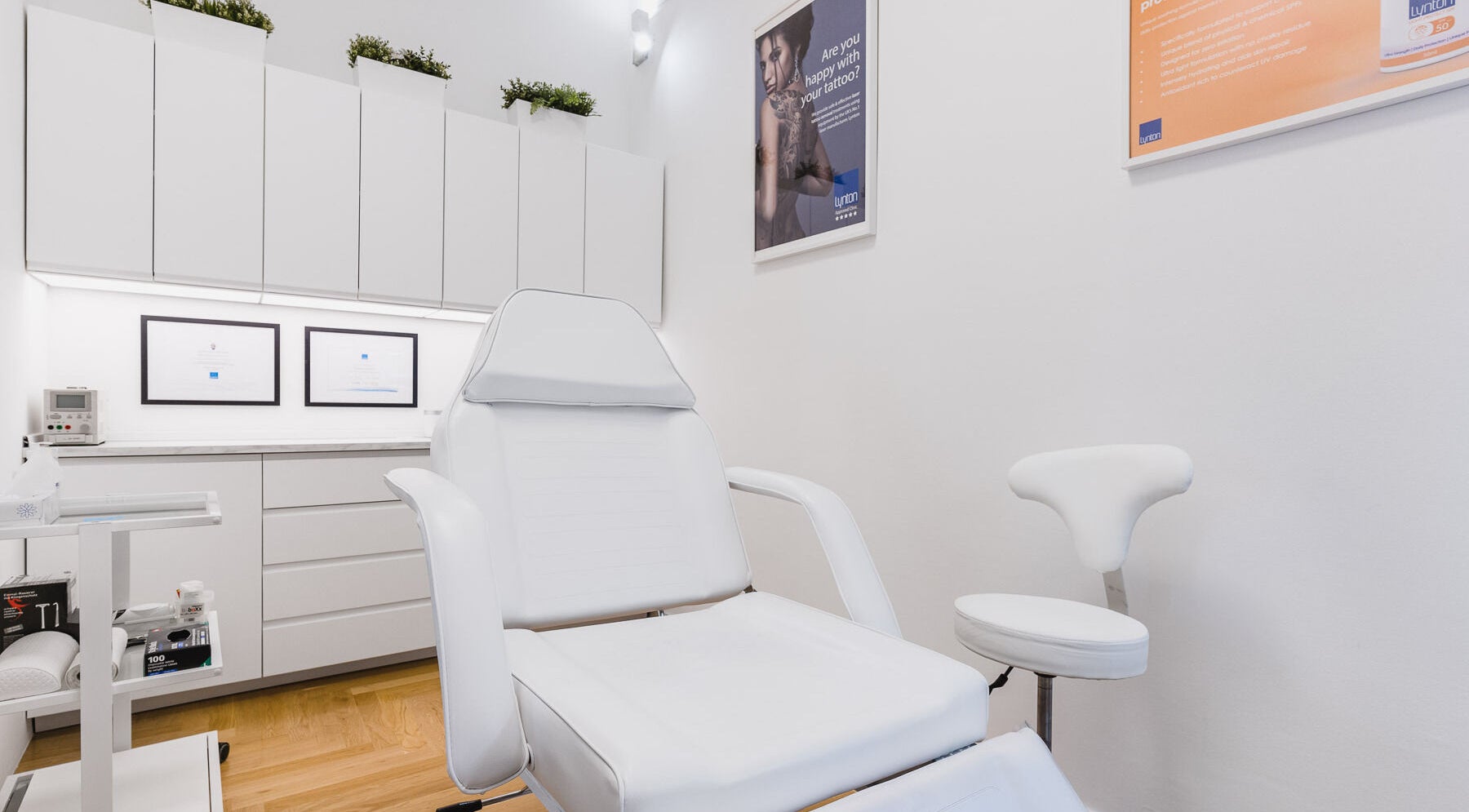 Modern treatment room at Octopus Piercing & Tattoo in Zagreb, Grad Zagreb, HR, featuring a white chair and clean decor.