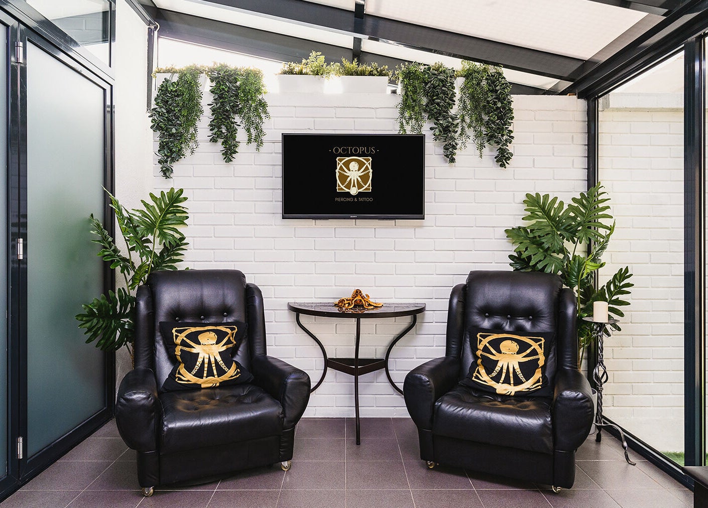 Chic waiting area at Octopus Piercing & Tattoo in Zagreb, Grad Zagreb, HR with plush seating and stylish decor.