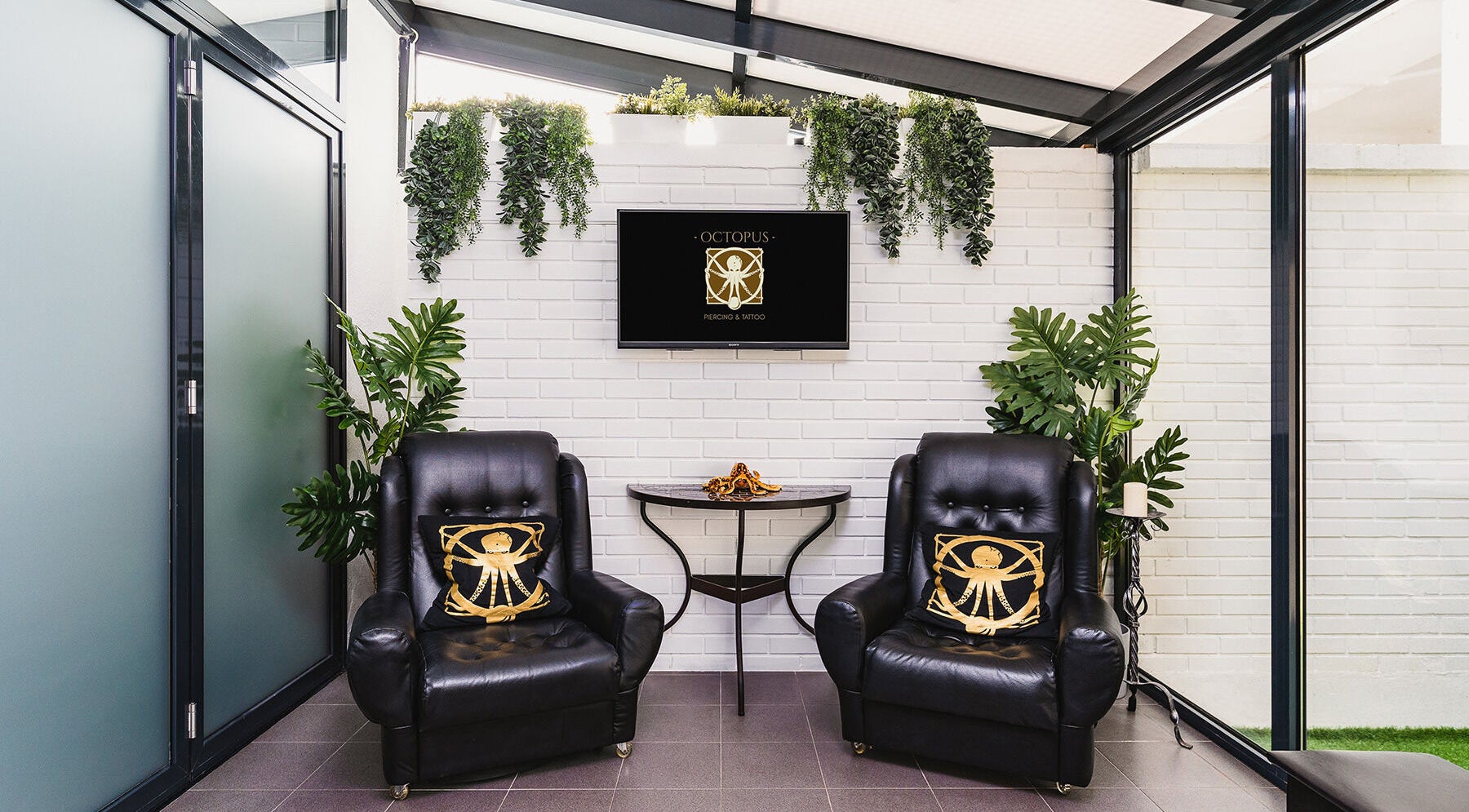 Chic waiting area at Octopus Piercing & Tattoo in Zagreb, Grad Zagreb, HR with plush seating and stylish decor.