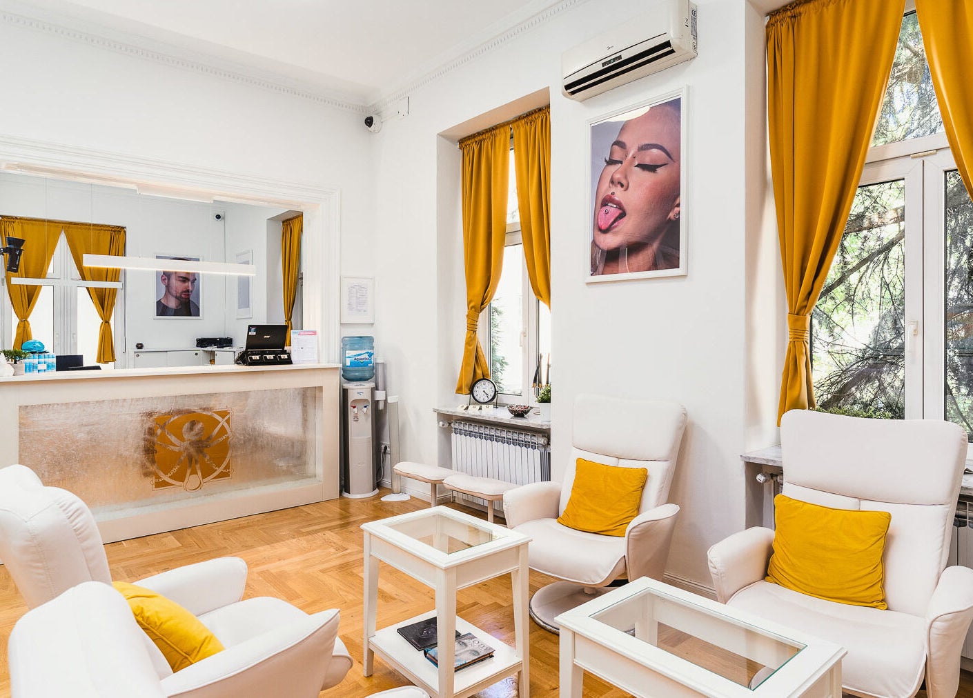 Chic interior of Octopus Piercing & Tattoo in Zagreb, Grad Zagreb, HR with elegant seating and vibrant decor.