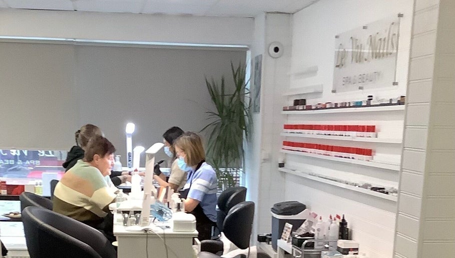 Nageltekniker arbetar på Le Vu Beauty i Kristianstad, Skåne Län, SE. Ljusa och moderna nagelstationer.