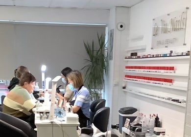 Nageltekniker arbetar på Le Vu Beauty i Kristianstad, Skåne Län, SE. Ljusa och moderna nagelstationer.