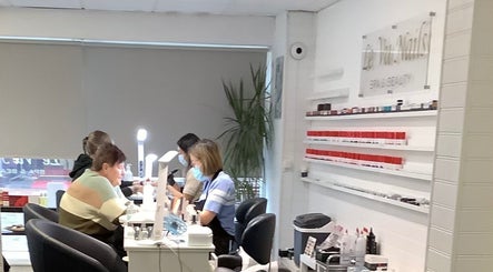 Nageltekniker arbetar på Le Vu Beauty i Kristianstad, Skåne Län, SE. Ljusa och moderna nagelstationer.