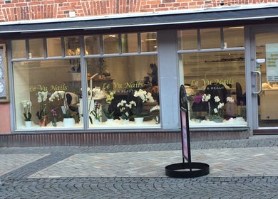Framsidan av Le Vu Beauty i Kristianstad, Skåne Län, SE med eleganta skyltfönster.