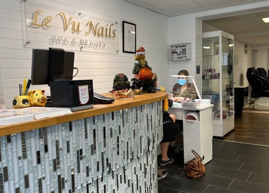Le Vu Beauty-receptionen i Kristianstad, Skåne Län, SE, med manikyrstation och bekväma stolar.