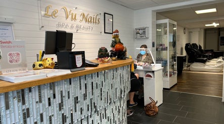 Le Vu Beauty-receptionen i Kristianstad, Skåne Län, SE, med manikyrstation och bekväma stolar.