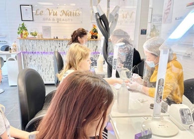 Kund får manikyr på Le Vu Beauty (Vu Le Beauty), Kristianstad, Skåne Län, SE.