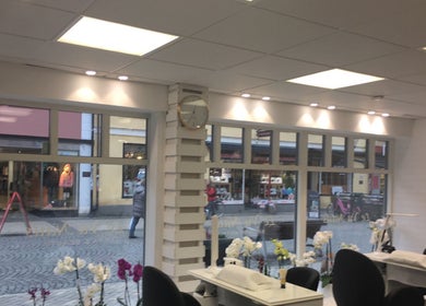 Interiör av Le Vu Beauty (Vu Le Beauty) i Kristianstad, Skåne Län, SE med modern belysning och stora fönster.