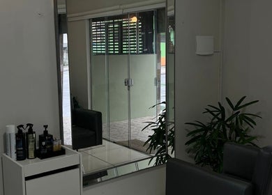 Espaço de cuidados no Studio 95 com espelho elegante em Santa Catarina, Santa Catarina, BR.