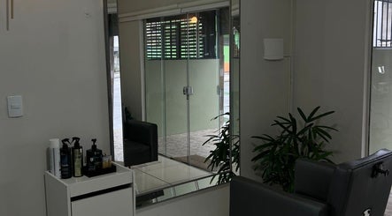 Espaço de cuidados no Studio 95 com espelho elegante em Santa Catarina, Santa Catarina, BR.