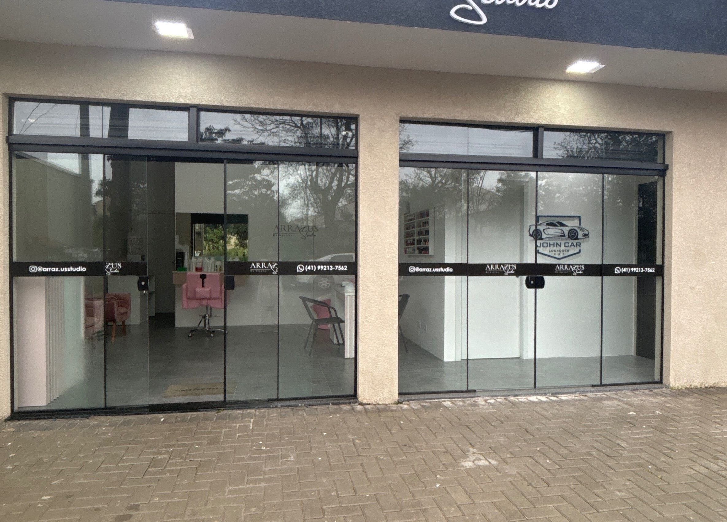 Entrada moderna do Arrazus Studio de Beleza em Paraná, Paraná, BR com interiores elegantes visíveis.