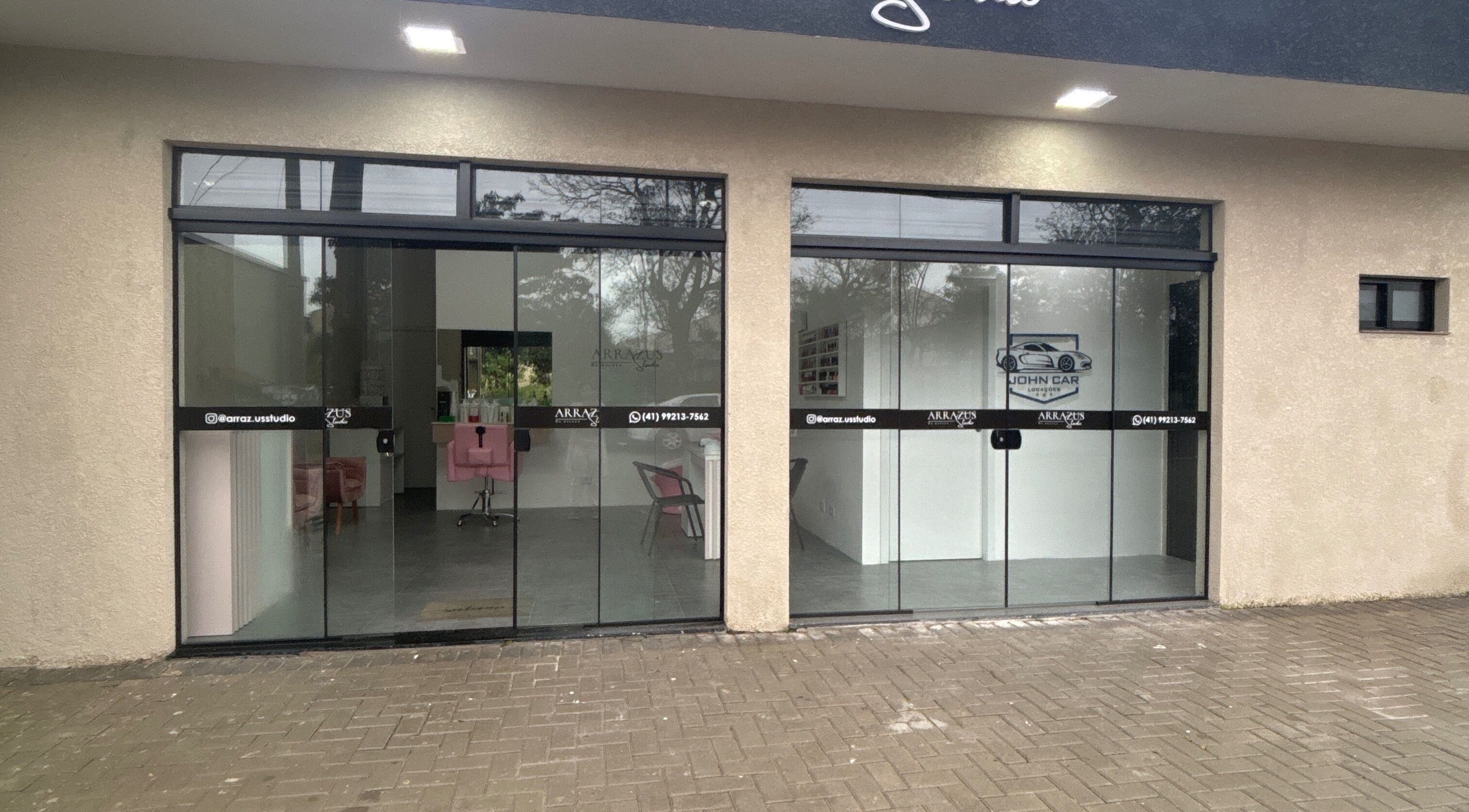 Entrada moderna do Arrazus Studio de Beleza em Paraná, Paraná, BR com interiores elegantes visíveis.