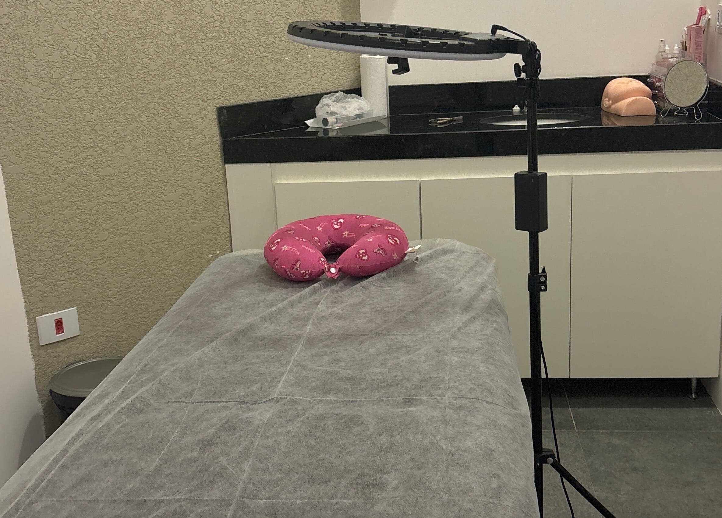 Sala de tratamento em Arrazus Studio de Beleza, Paraná, Paraná, BR, com maca e iluminação profissional.