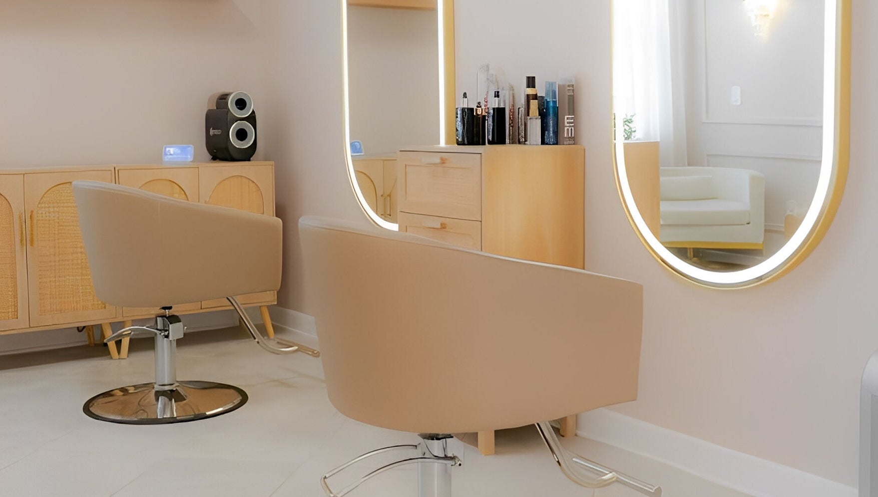 Interior elegante do Studio Amarse com espelho iluminado em Winter Garden, Florida, US.