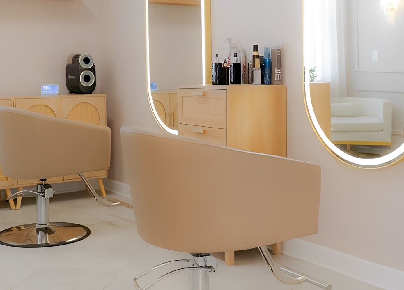 Interior elegante do Studio Amarse com espelho iluminado em Winter Garden, Florida, US.