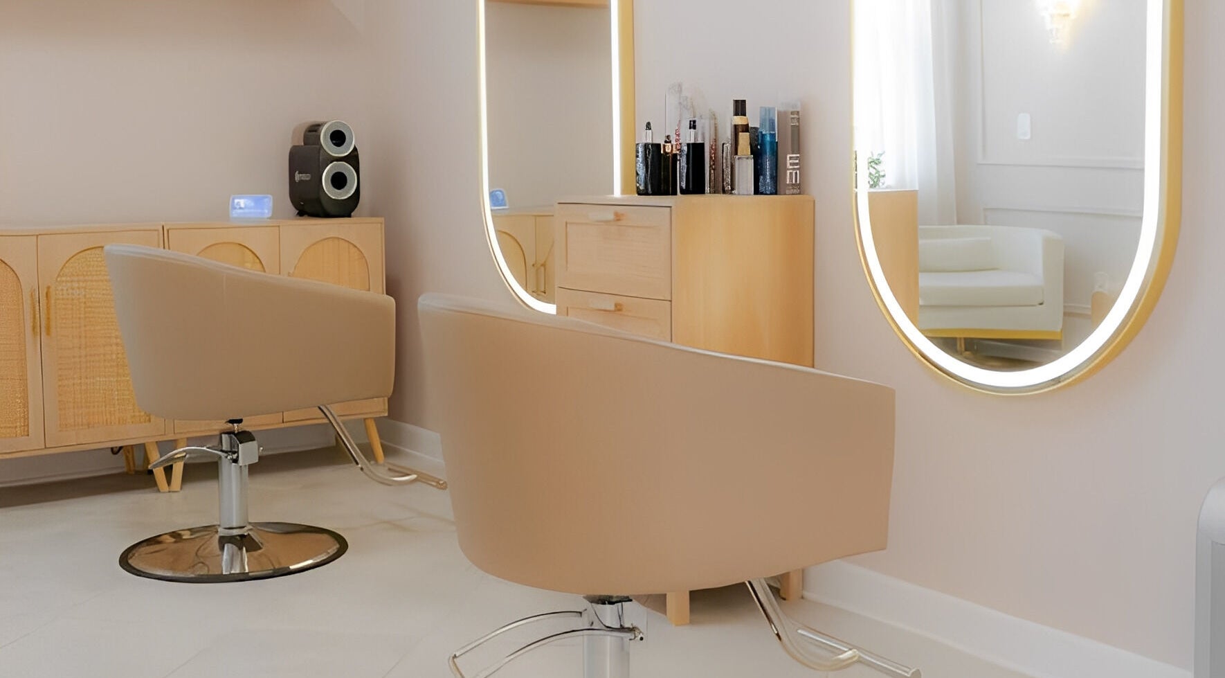 Interior elegante do Studio Amarse com espelho iluminado em Winter Garden, Florida, US.