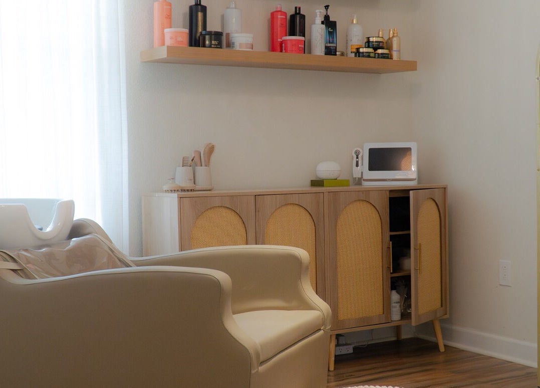 Espaço de lavagem de cabelo no Studio Amarse em Winter Garden, Florida, US, com decoração moderna e produtos capilares.