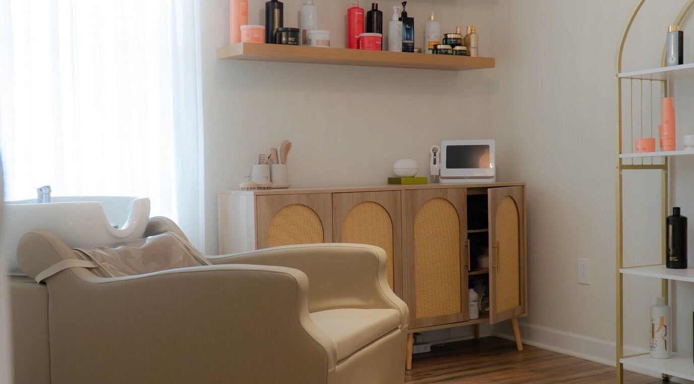 Espaço de lavagem de cabelo no Studio Amarse em Winter Garden, Florida, US, com decoração moderna e produtos capilares.