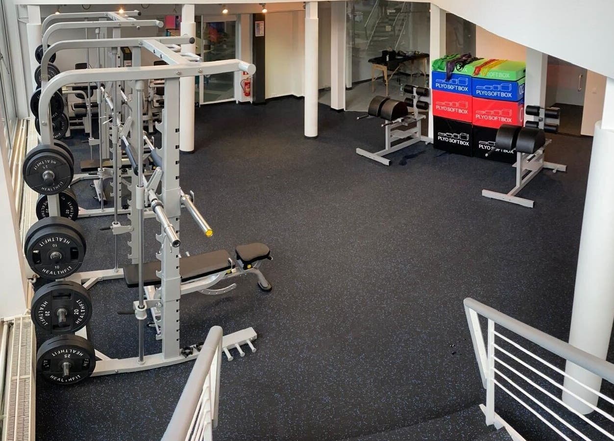 Well-equipped gym area at Vantis Sporta un veselības centrs, Rīga, LV, showcasing modern fitness equipment.