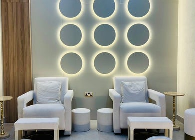 Elegant seating area at Goldn Muse Beauty Salon, Dubai, Dubai, AE, featuring plush chairs and ambient lighting.