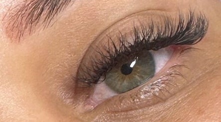 E’Lashes Lounge Therapy image 2