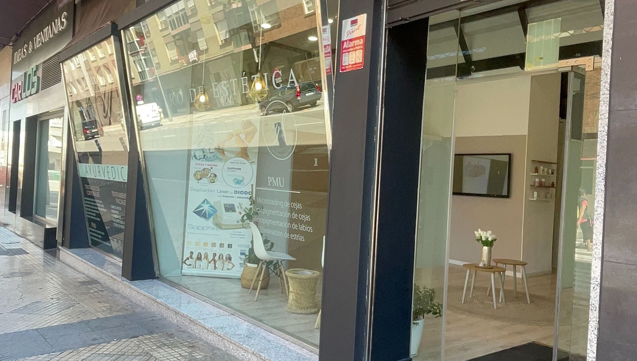 Entrada de ESTETICA YF en Gasteiz, Euskadi, ES, mostrando un diseño moderno y acogedor.