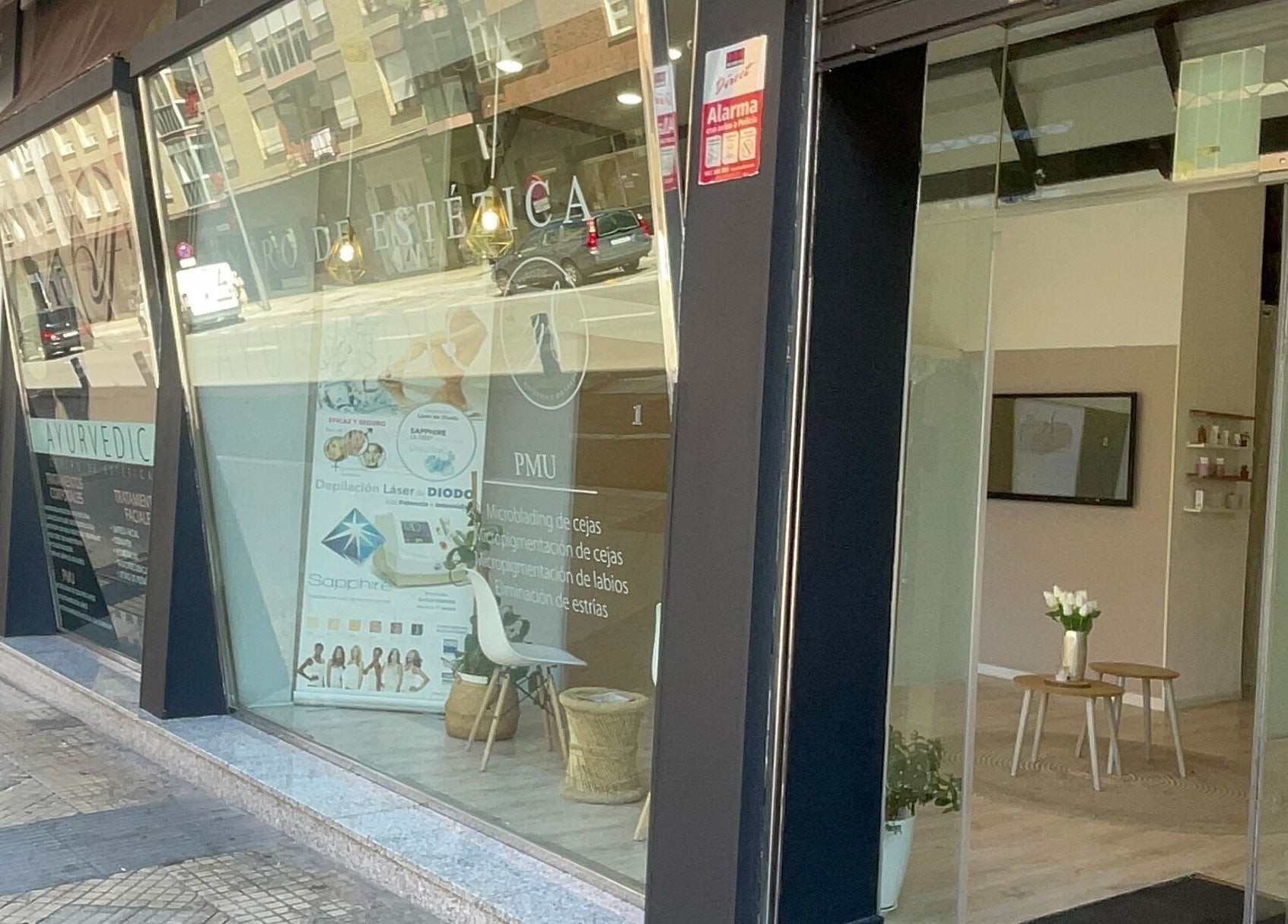 Entrada de ESTETICA YF en Gasteiz, Euskadi, ES, mostrando un diseño moderno y acogedor.