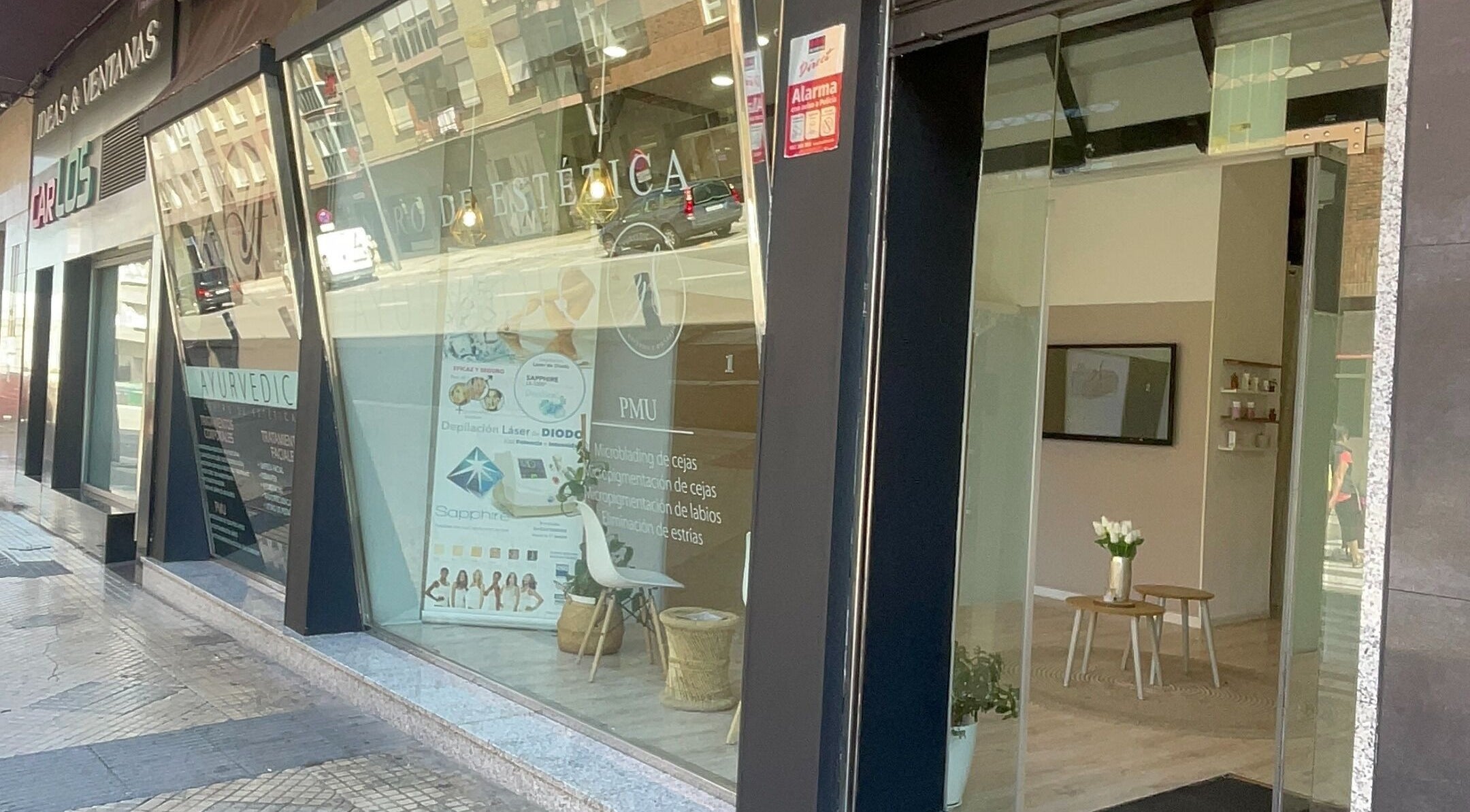 Entrada de ESTETICA YF en Gasteiz, Euskadi, ES, mostrando un diseño moderno y acogedor.