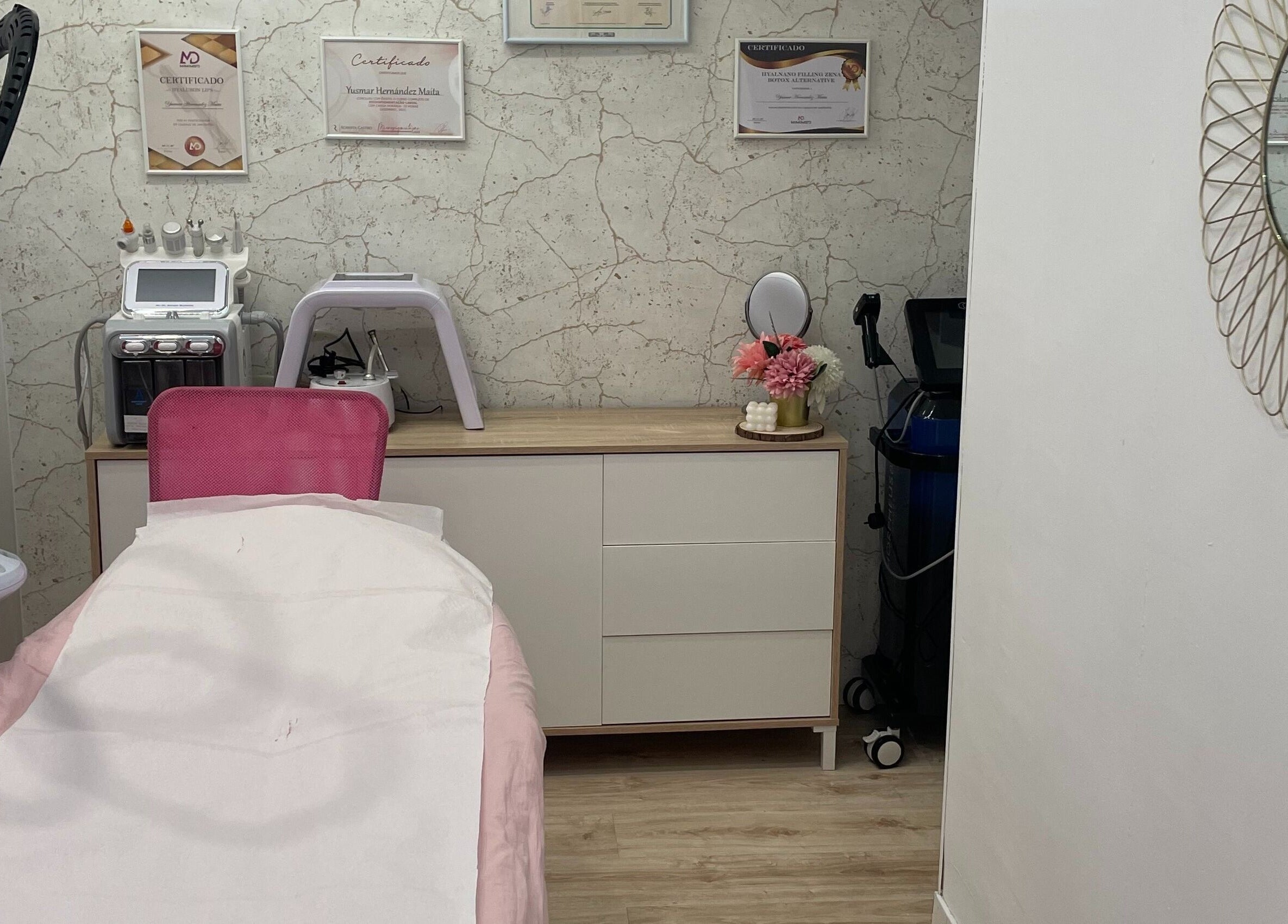 Sala de servicios en ESTETICA YF, Gasteiz, Euskadi, ES, con tecnología avanzada para tratamientos de belleza.