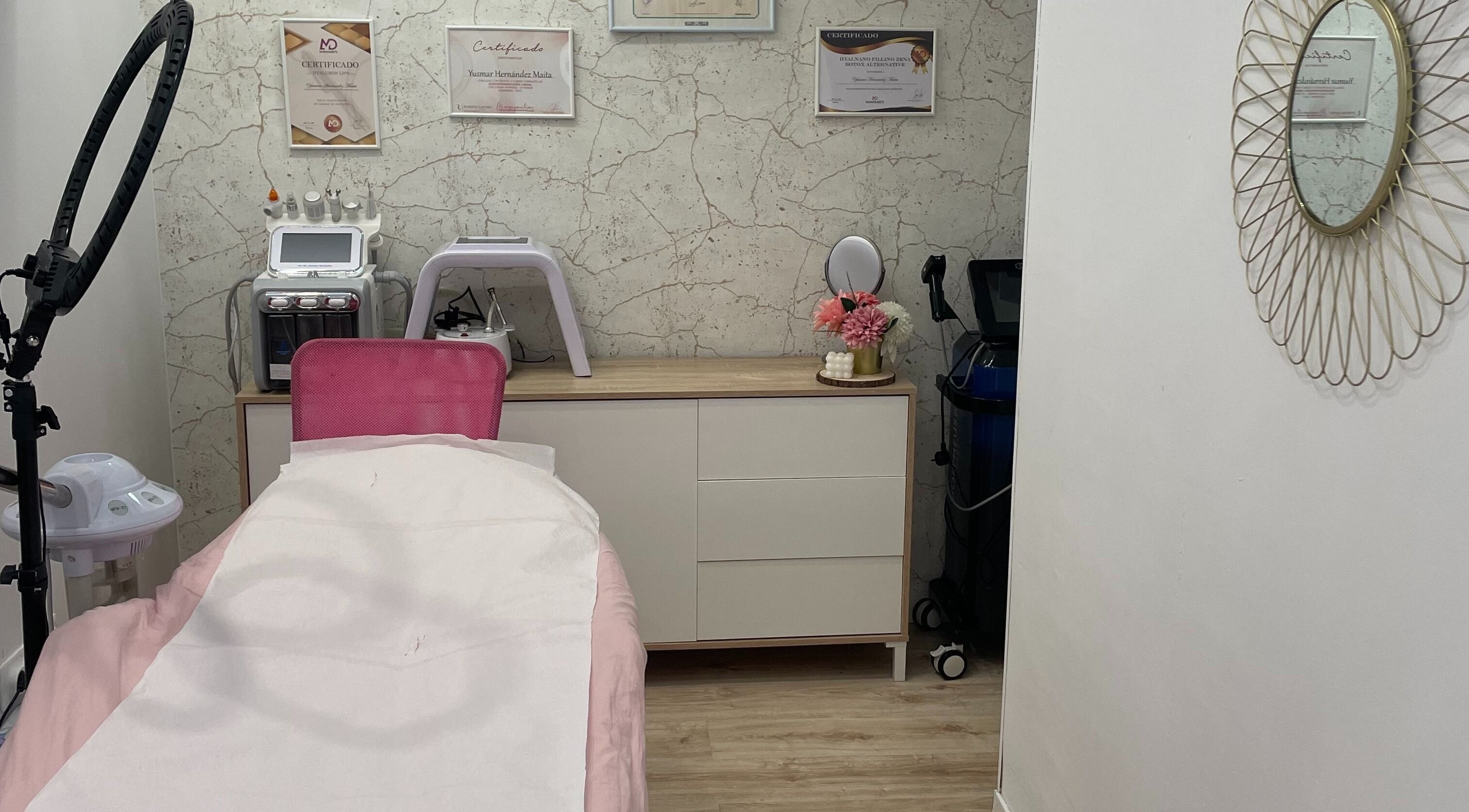 Sala de servicios en ESTETICA YF, Gasteiz, Euskadi, ES, con tecnología avanzada para tratamientos de belleza.