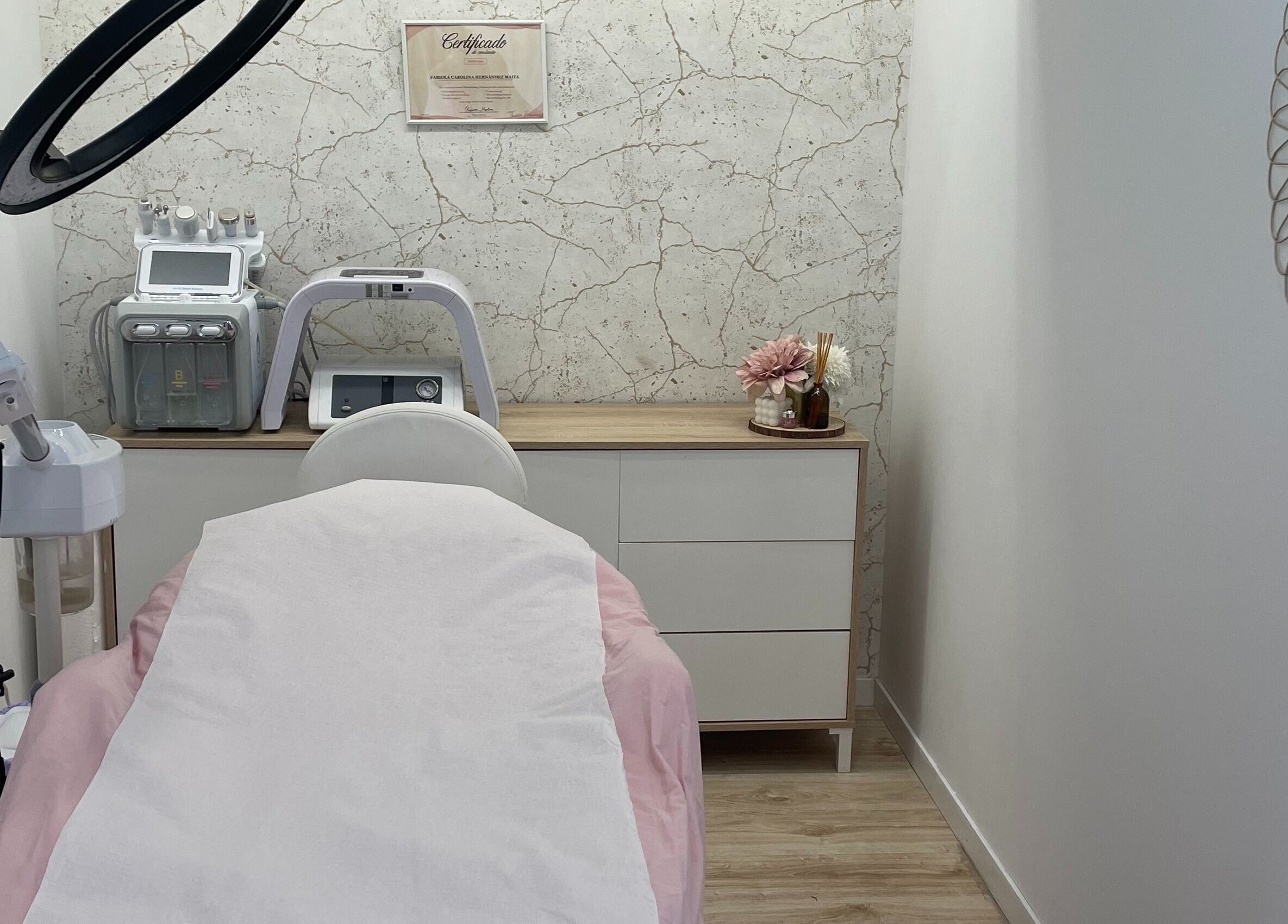 Sala de tratamiento en ESTETICA YF con equipo moderno en Gasteiz, Euskadi, ES.