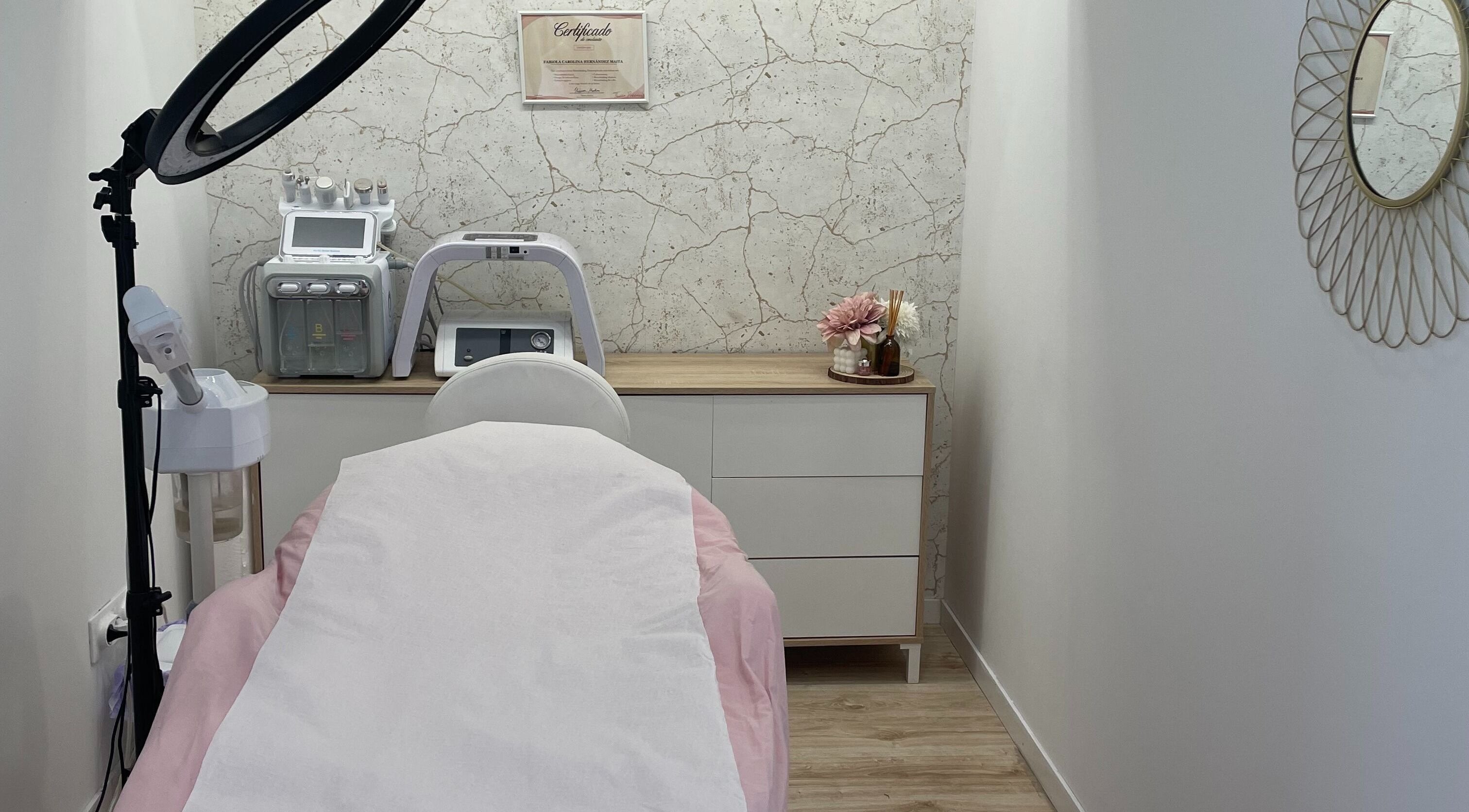 Sala de tratamiento en ESTETICA YF con equipo moderno en Gasteiz, Euskadi, ES.