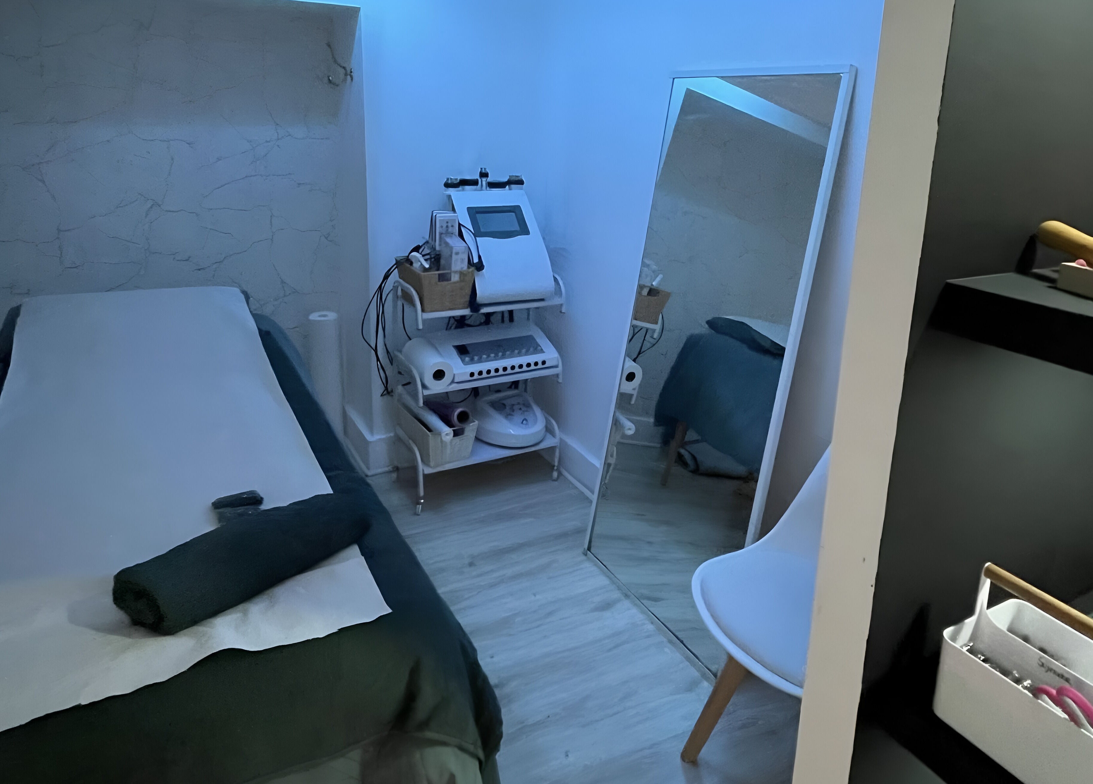 Cabina de tratamiento moderna en ESTETICA YF, Gasteiz, Euskadi, ES, con equipo avanzado y ambiente relajante.