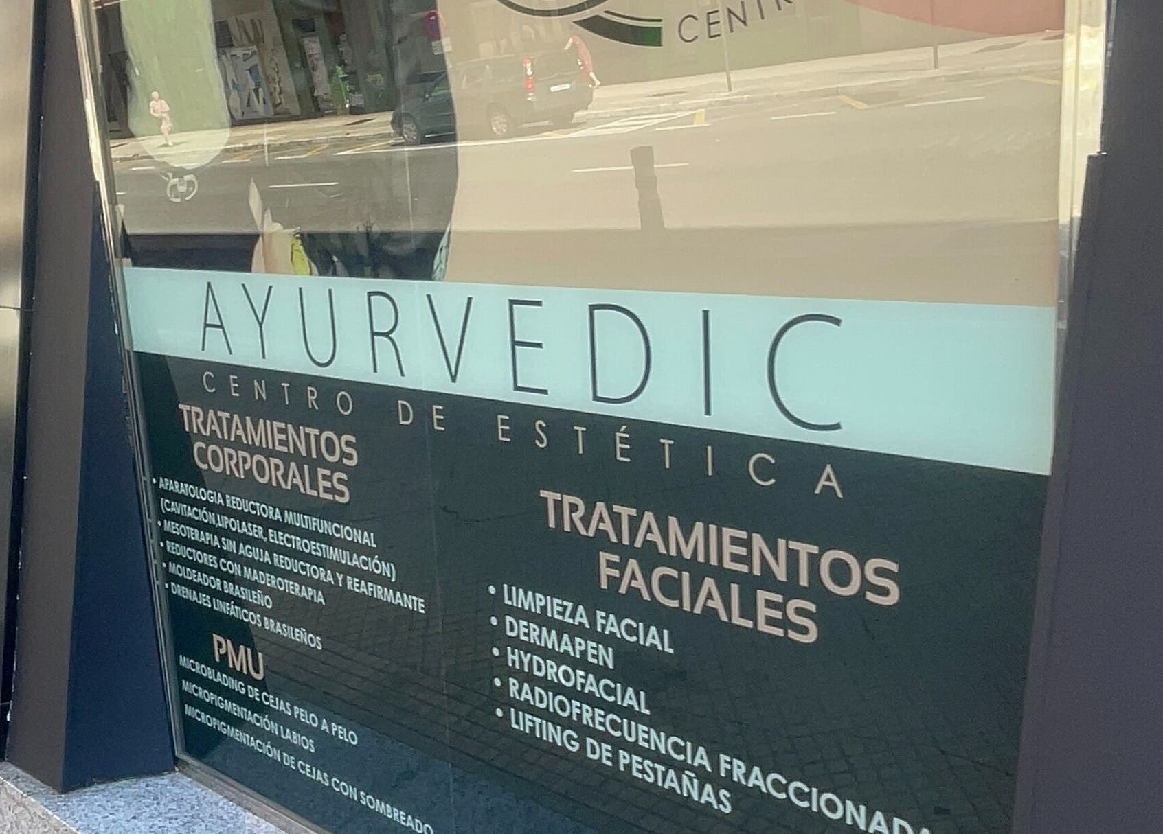 Ventana del centro Ayurvédico de ESTETICA YF en Gasteiz, Euskadi, ES, con servicios estéticos destacados.