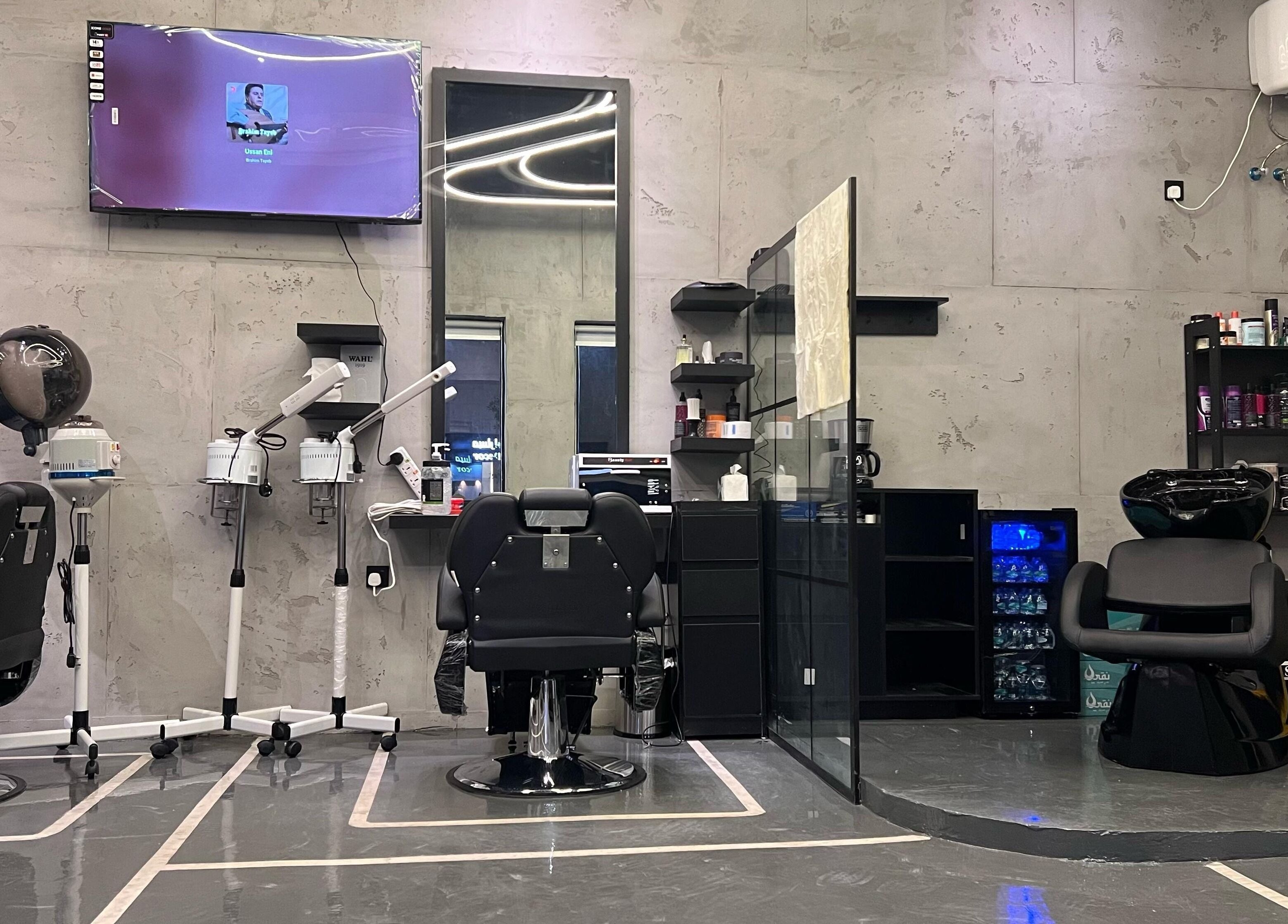 صالون حديث في Last Touch، الرياض، منطقة الرياض، السعودية، يتميز بمقاعد جلدية ومعدات متطورة.