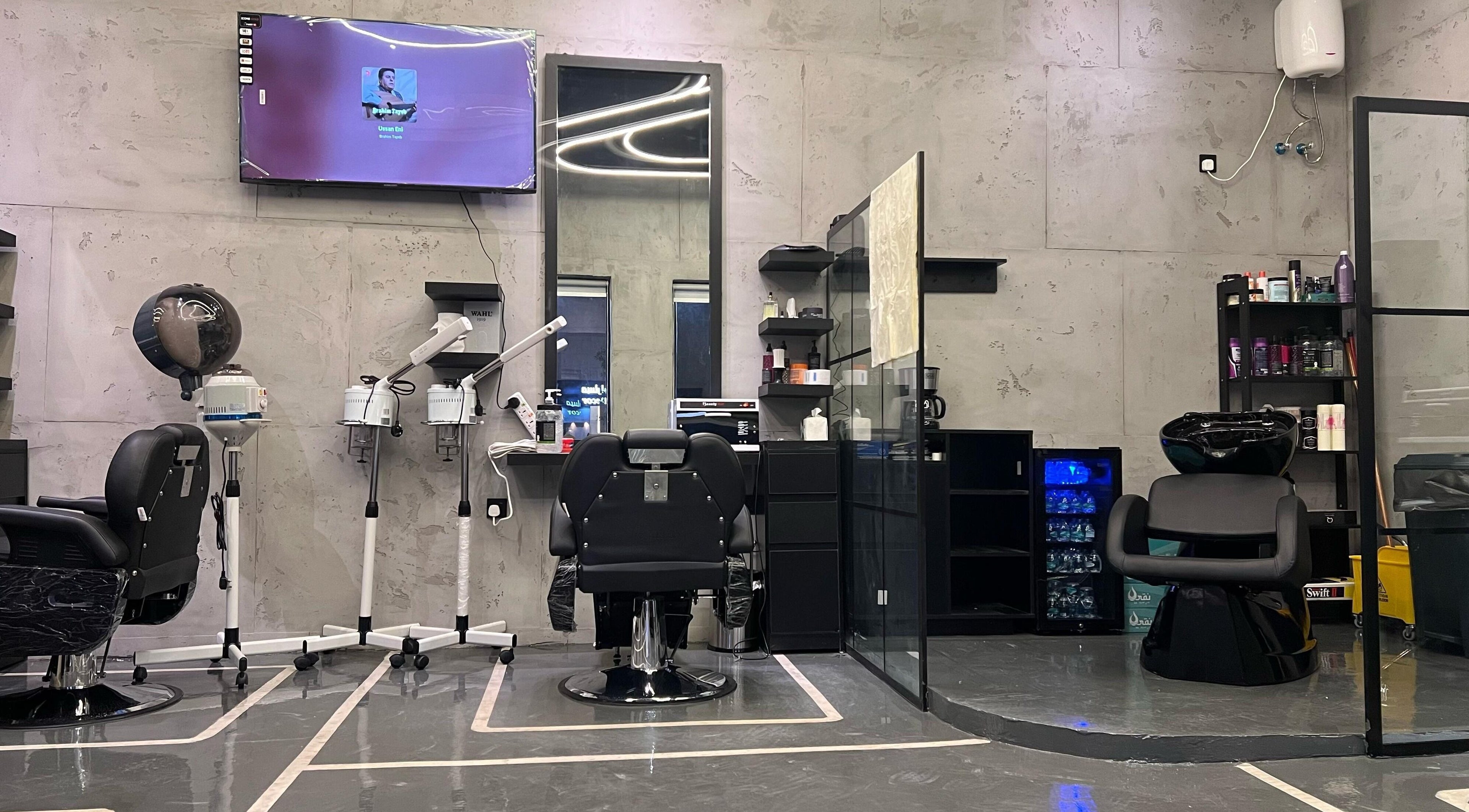 صالون حديث في Last Touch، الرياض، منطقة الرياض، السعودية، يتميز بمقاعد جلدية ومعدات متطورة.