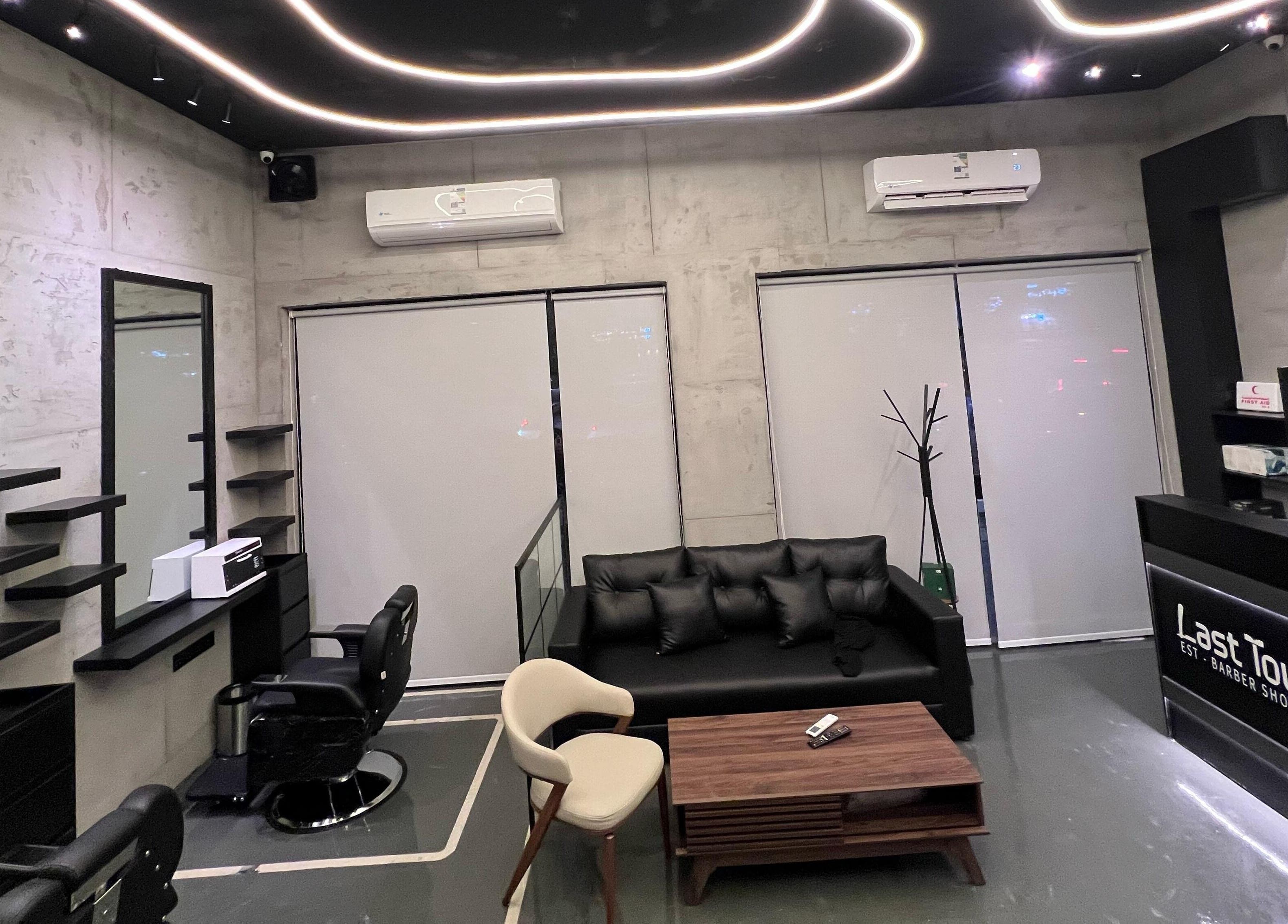 استراحة أنيقة في لمسة أخيرة بالرياض، منطقة الرياض، تحتوي على مقاعد راقية وتصميم داخلي عصري.