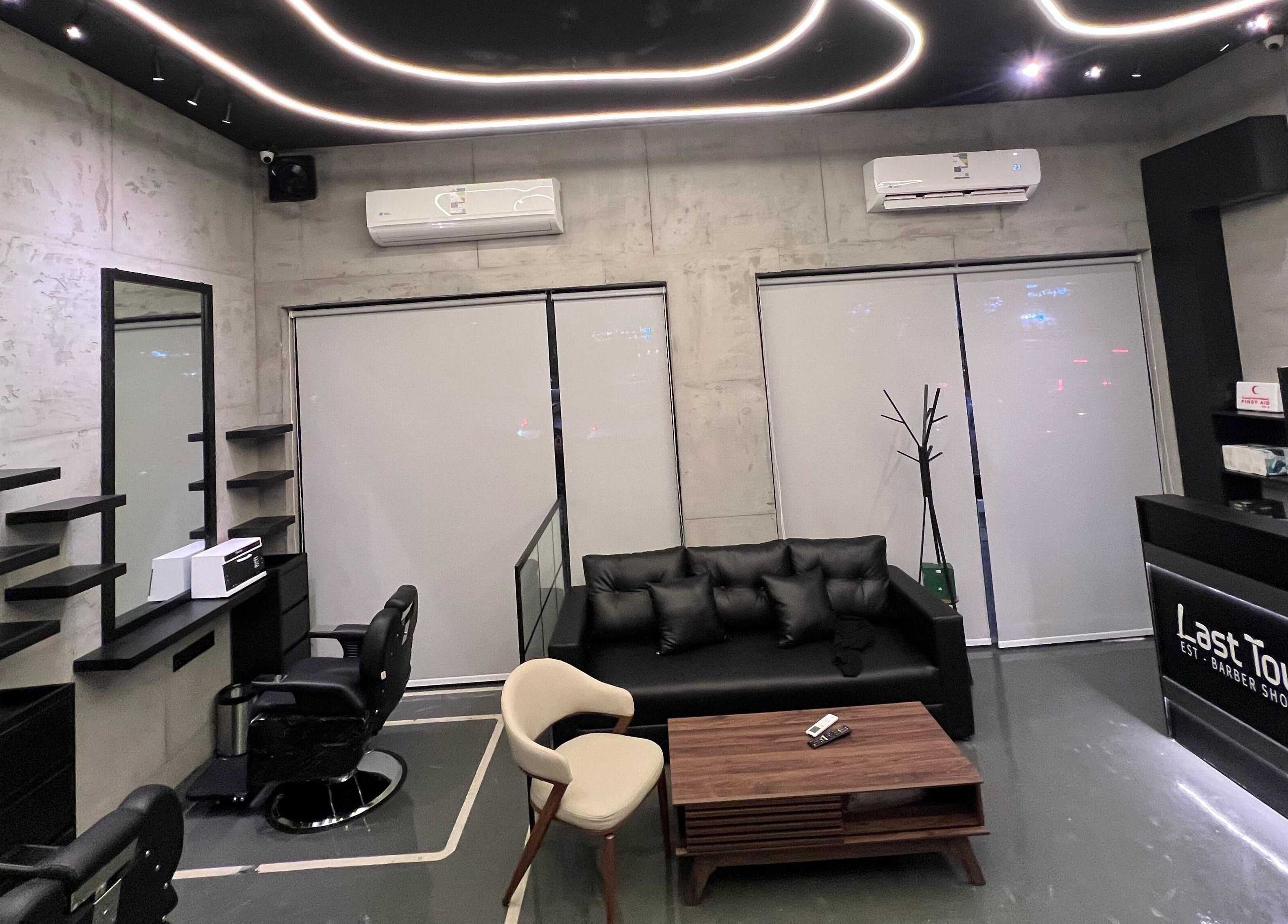 استراحة أنيقة في لمسة أخيرة بالرياض، منطقة الرياض، تحتوي على مقاعد راقية وتصميم داخلي عصري.