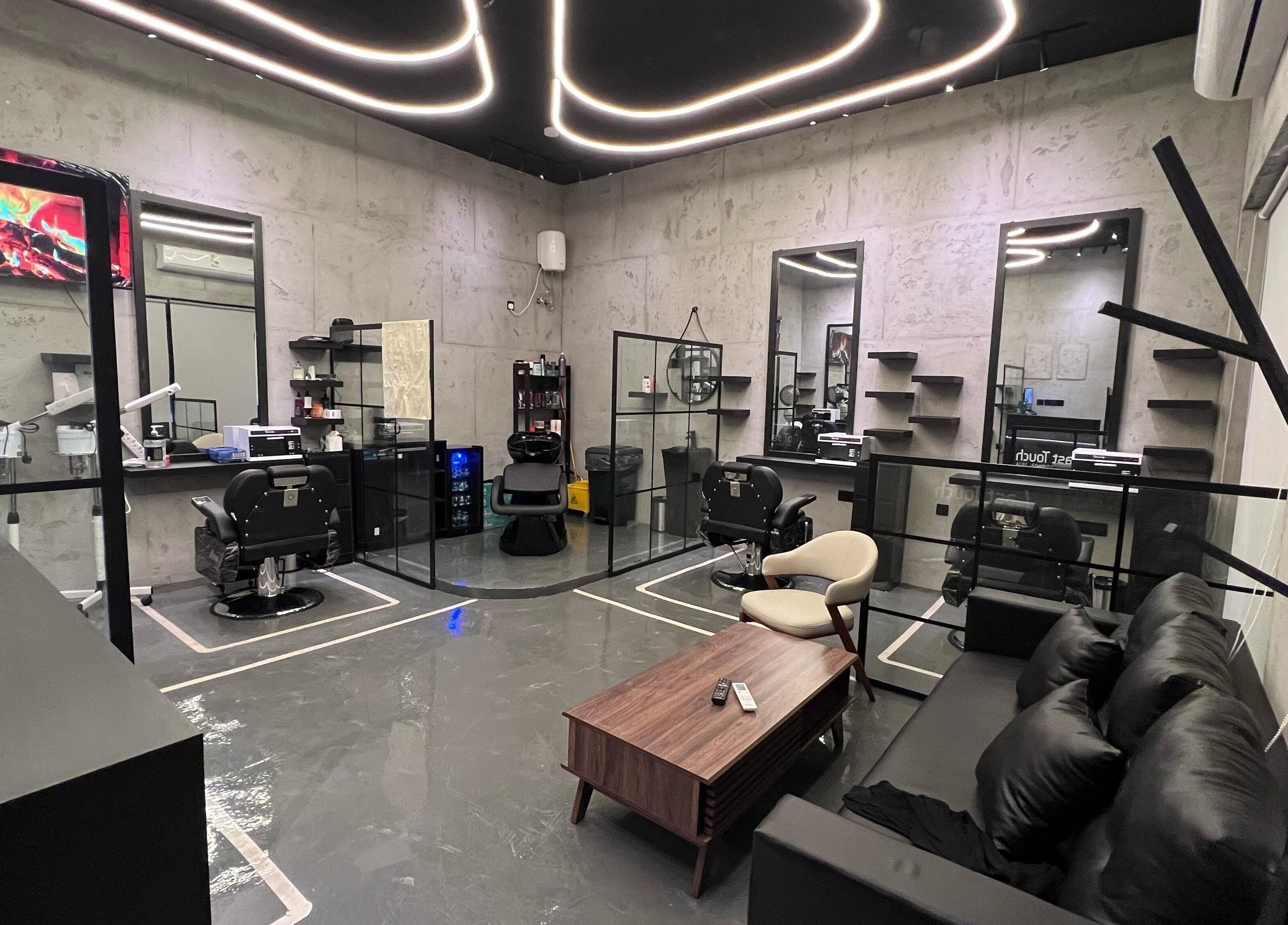 صالون حديث في Last Touch بالرياض، منطقة الرياض، يقدم الراحة والرقي بتصميمه الأنيق ومرافقه المريحة.