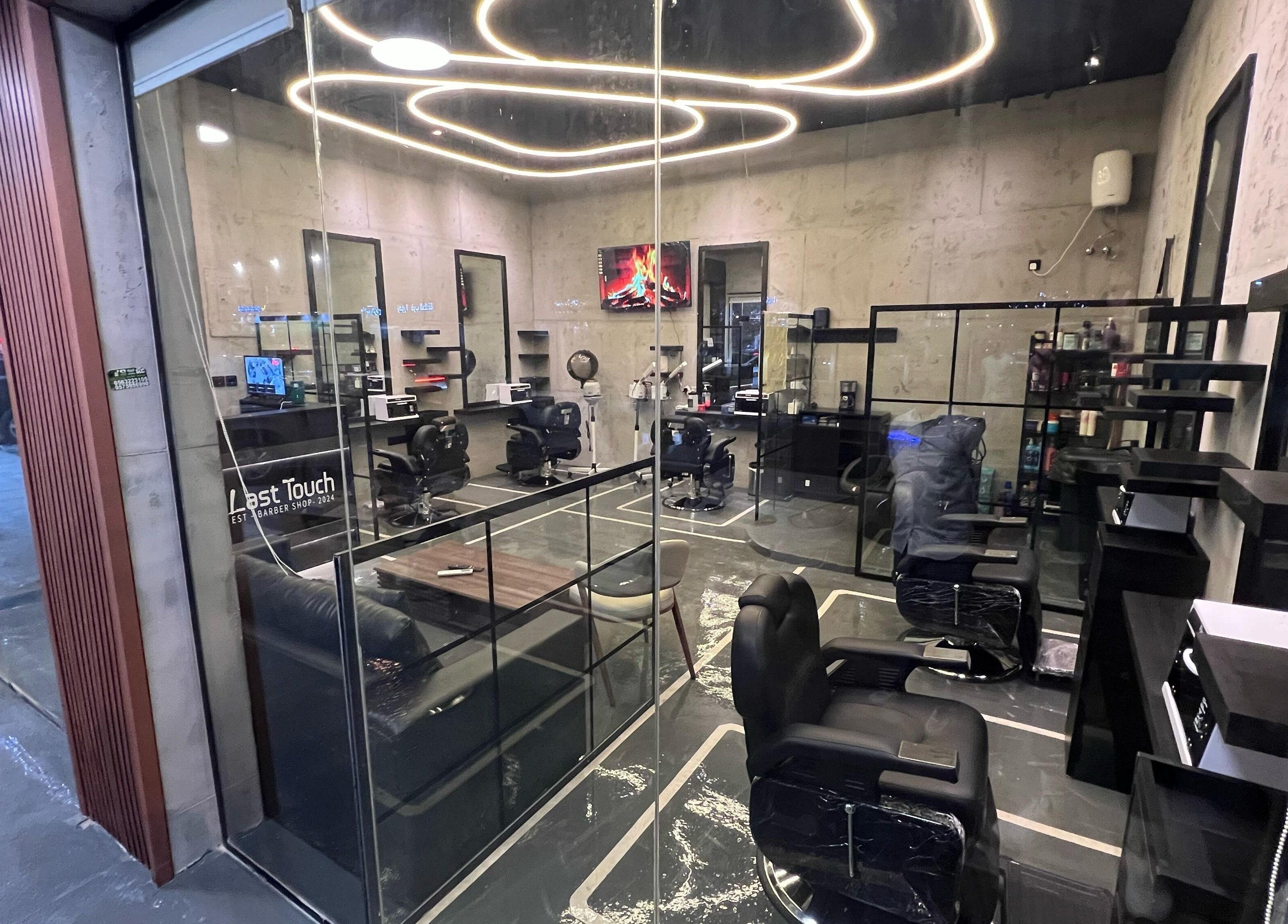 صالون حديث وأنيق في Last Touch، الرياض، منطقة الرياض، السعودية، بتصميم داخلي عصري.