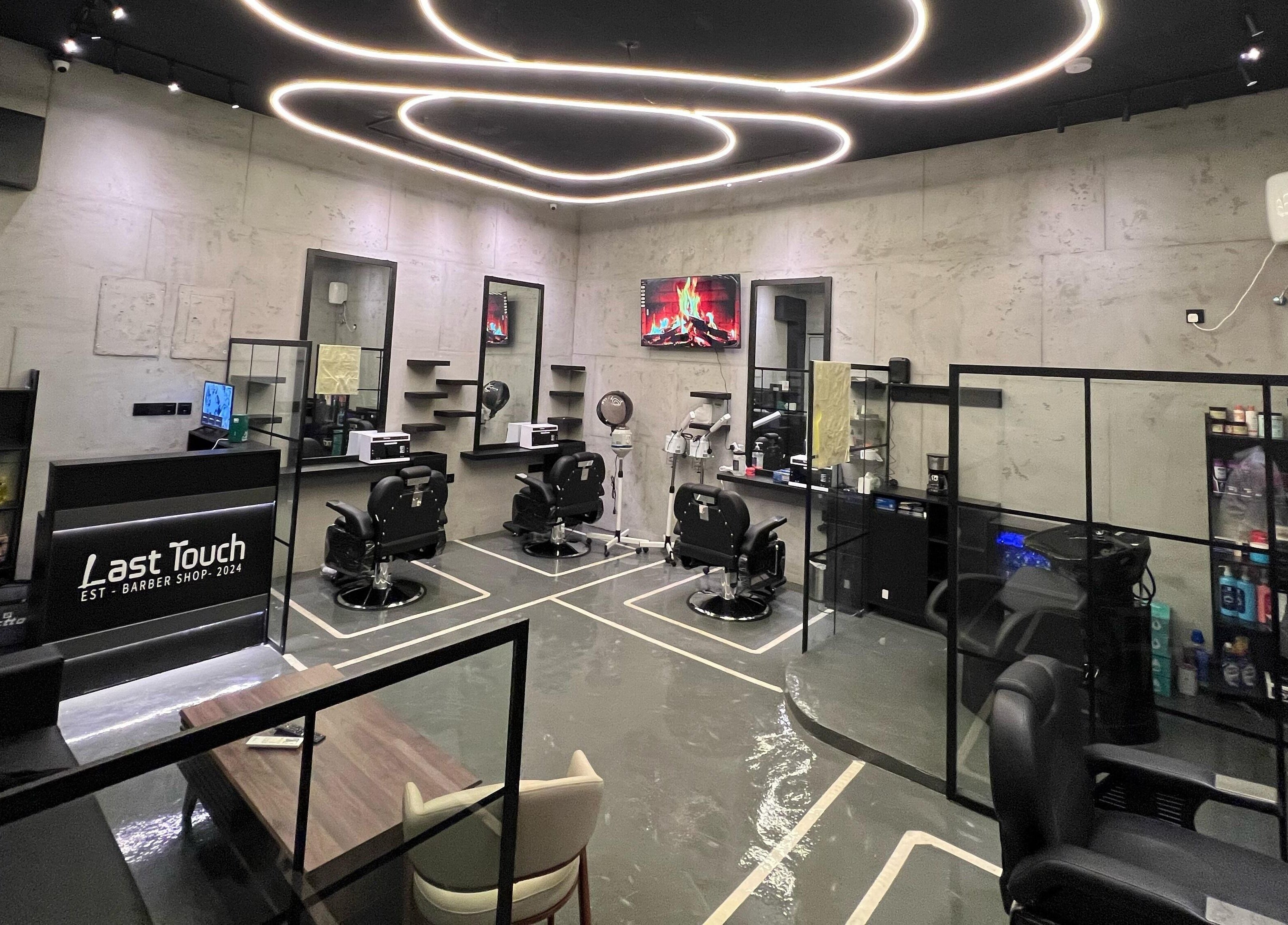 صالون Last Touch الحديث في الرياض، مقاطعة الرياض، SA، بتصميم أنيق ومقاعد حلاقة فاخرة.