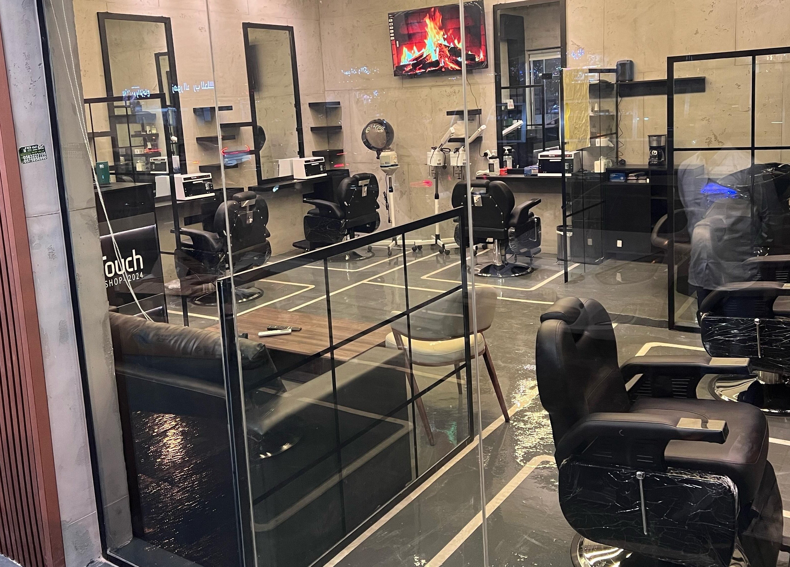 صالون Last Touch في الرياض، الرياض Province، SA يعرض مقاعد مريحة وتجهيزات حديثة.