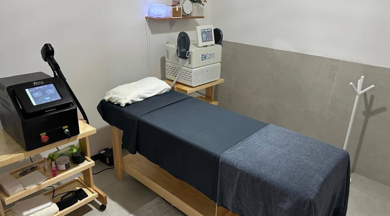 Sala de tratamiento en Urbanskin Anzures, Ciudad De México, con equipos modernos y camilla cómoda.